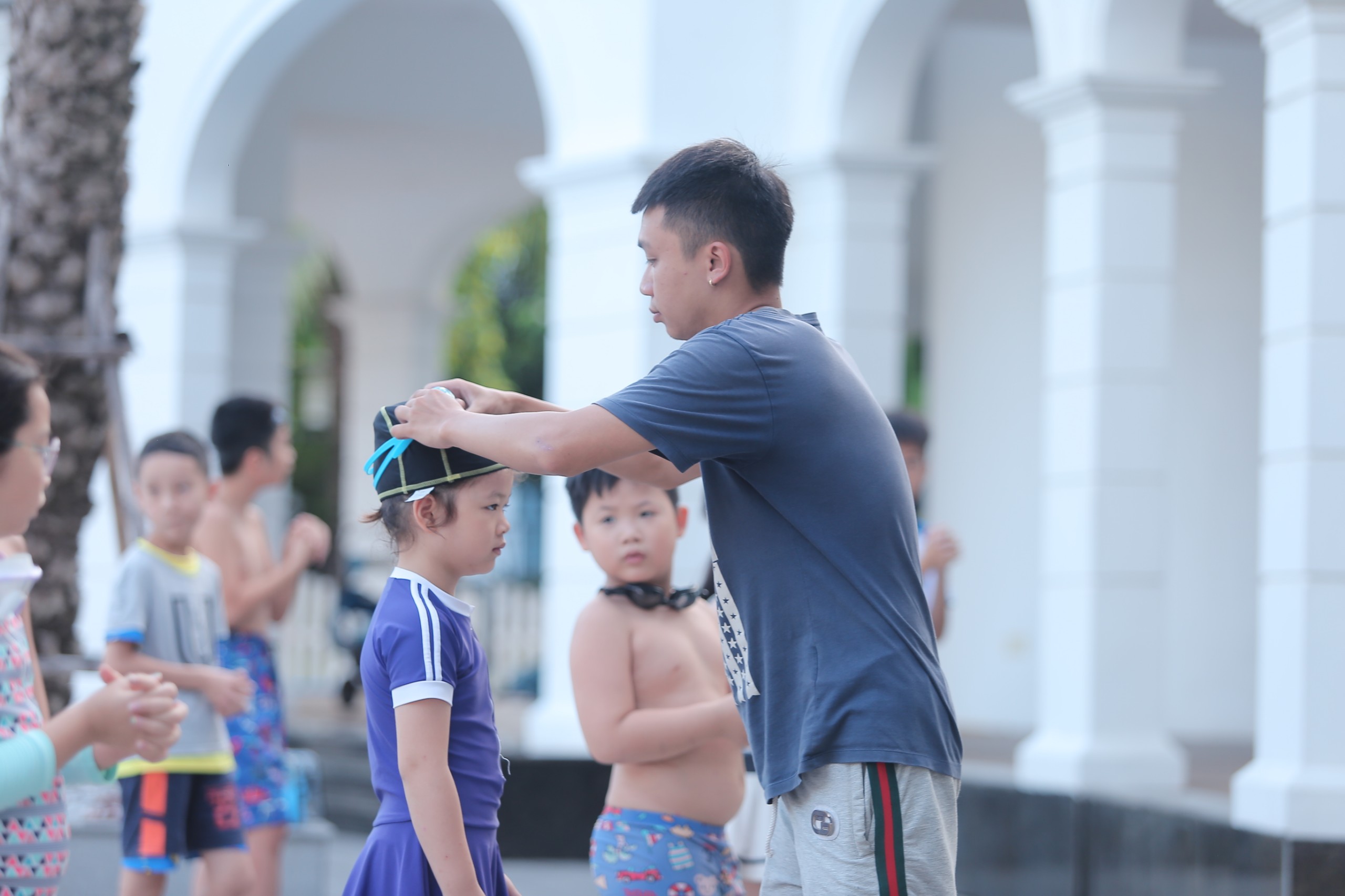 Khóa học bơi 1 kèm 1 cá nhân - HLV hỗ trợ tận tâm cho học viên tại bể bơi