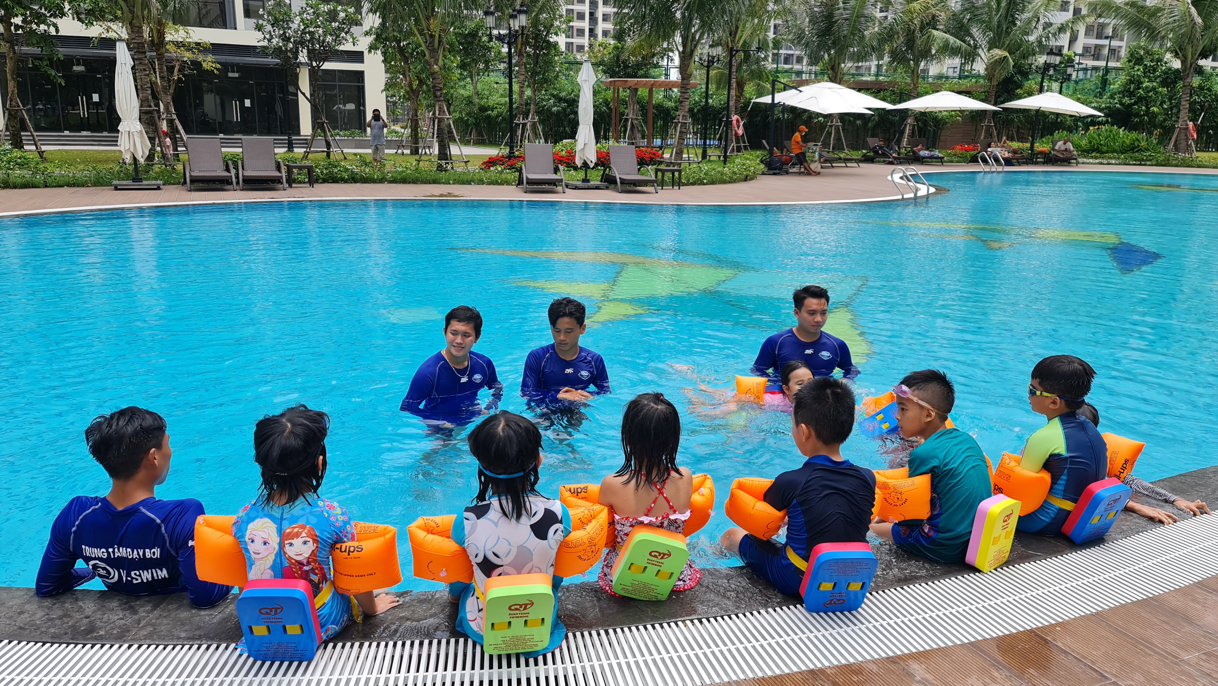 Tập đập chân nước chuẩn kỹ thuật dưới sự hướng dẫn