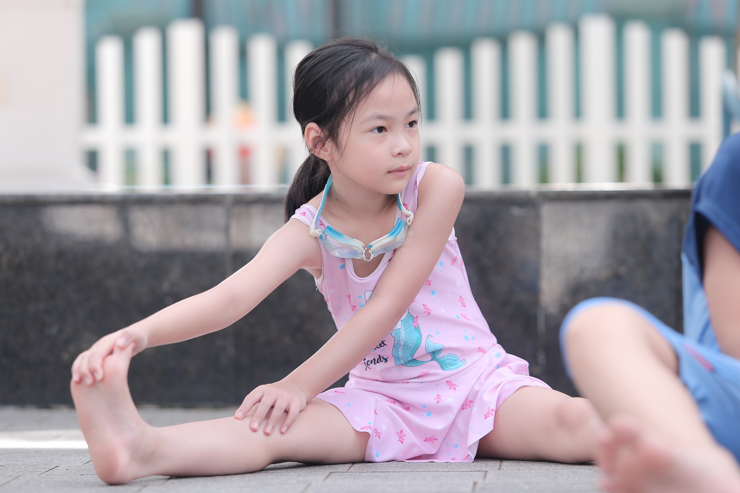 Lớp học bơi người lớn - Học viên khởi động trước buổi tập tại bể bơi chuyên nghiệp