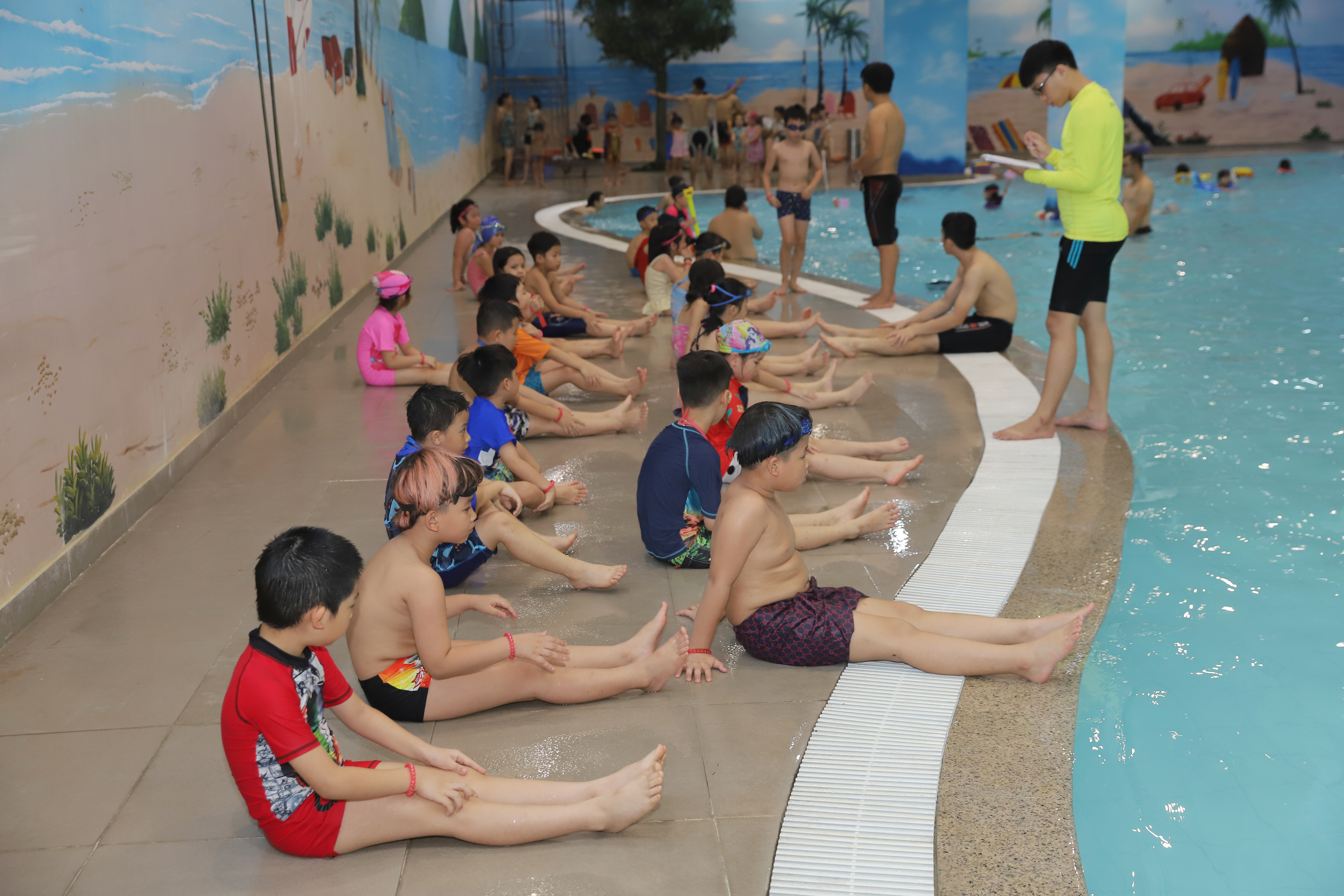 Lớp học bơi trẻ em vui nhộn tại bể bơi Vinhomes - Trẻ em hào hứng học bơi an toàn