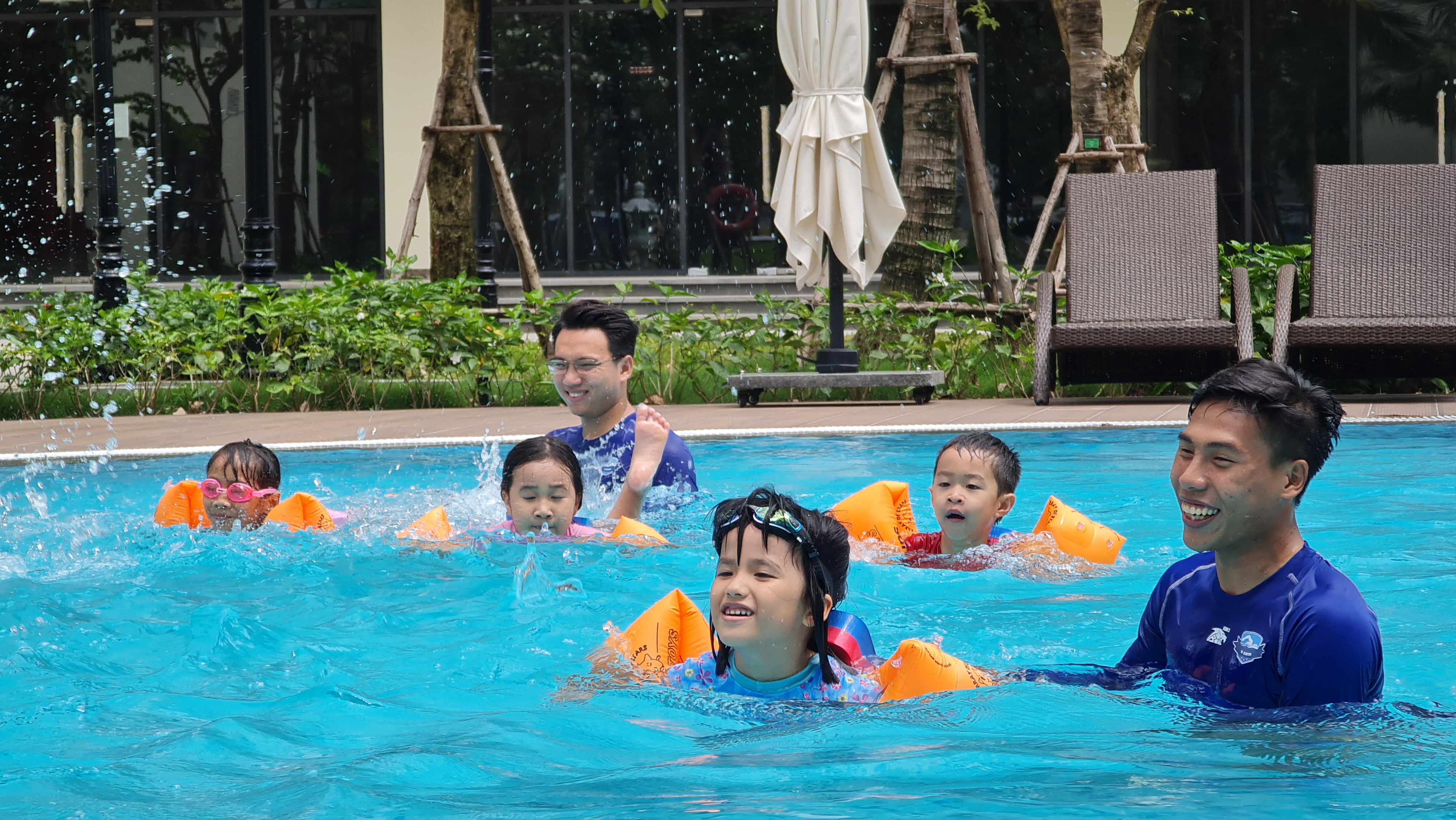 Khóa học bơi nhóm 3-5 người tràn ngập tiếng cười và niềm vui tại Swim For Life