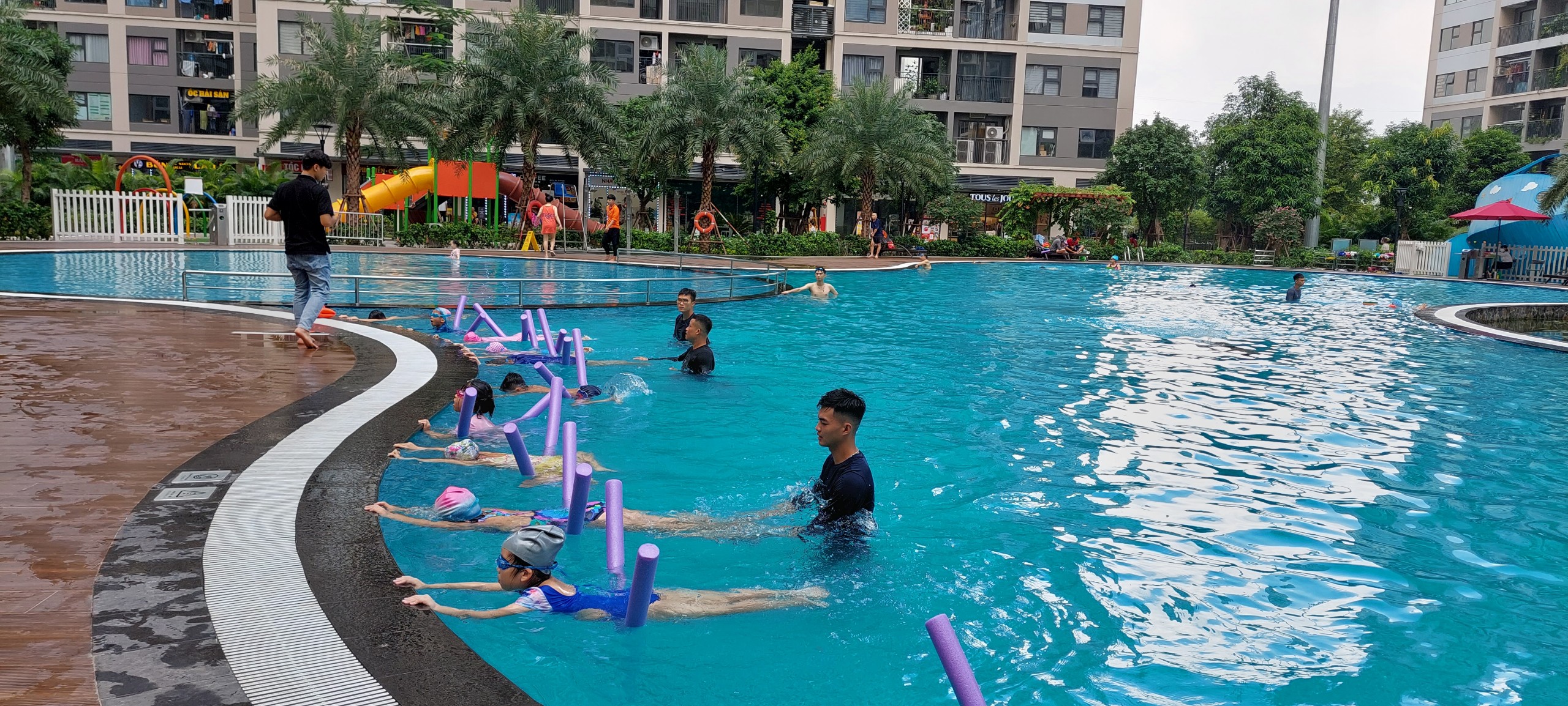 Khóa Học Bơi Trẻ Em: Vui Nhộn, An Toàn & Chuyên Nghiệp